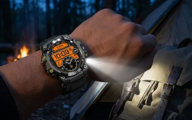 Eingebaute LED-Taschenlampe der Vantrek X1 beleuchtet einen Rucksack am Zeltplatz